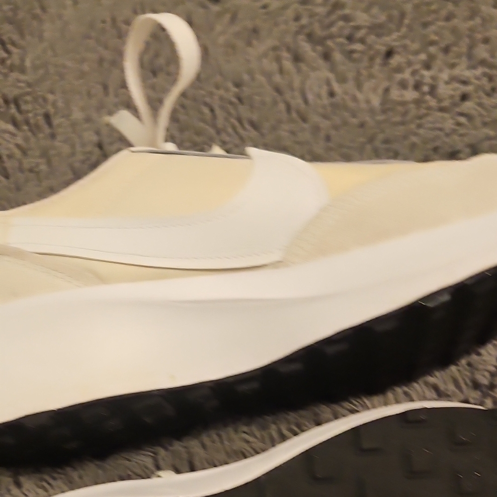 Nike Cream and Yellow Sneakers - Picture 4 of 7